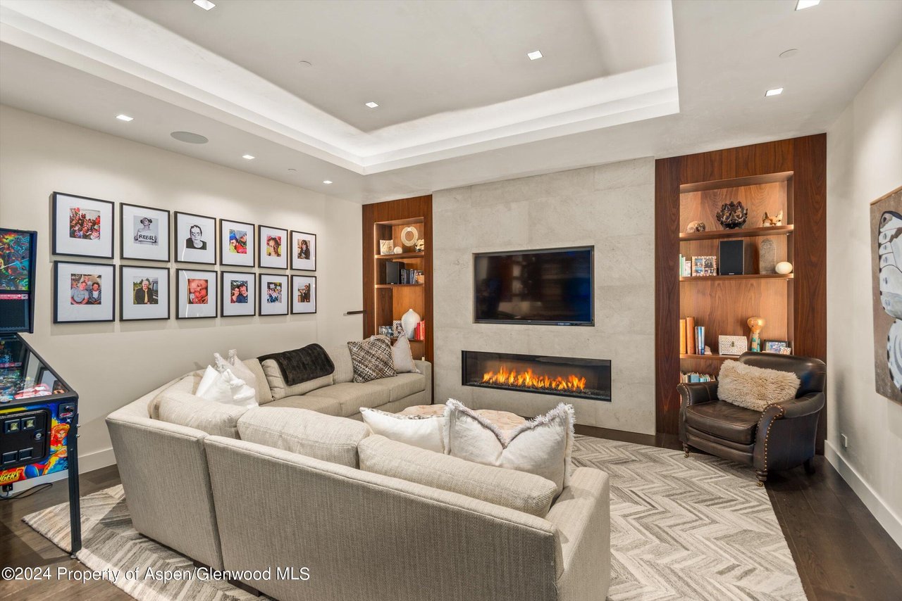 700 W Smuggler Street