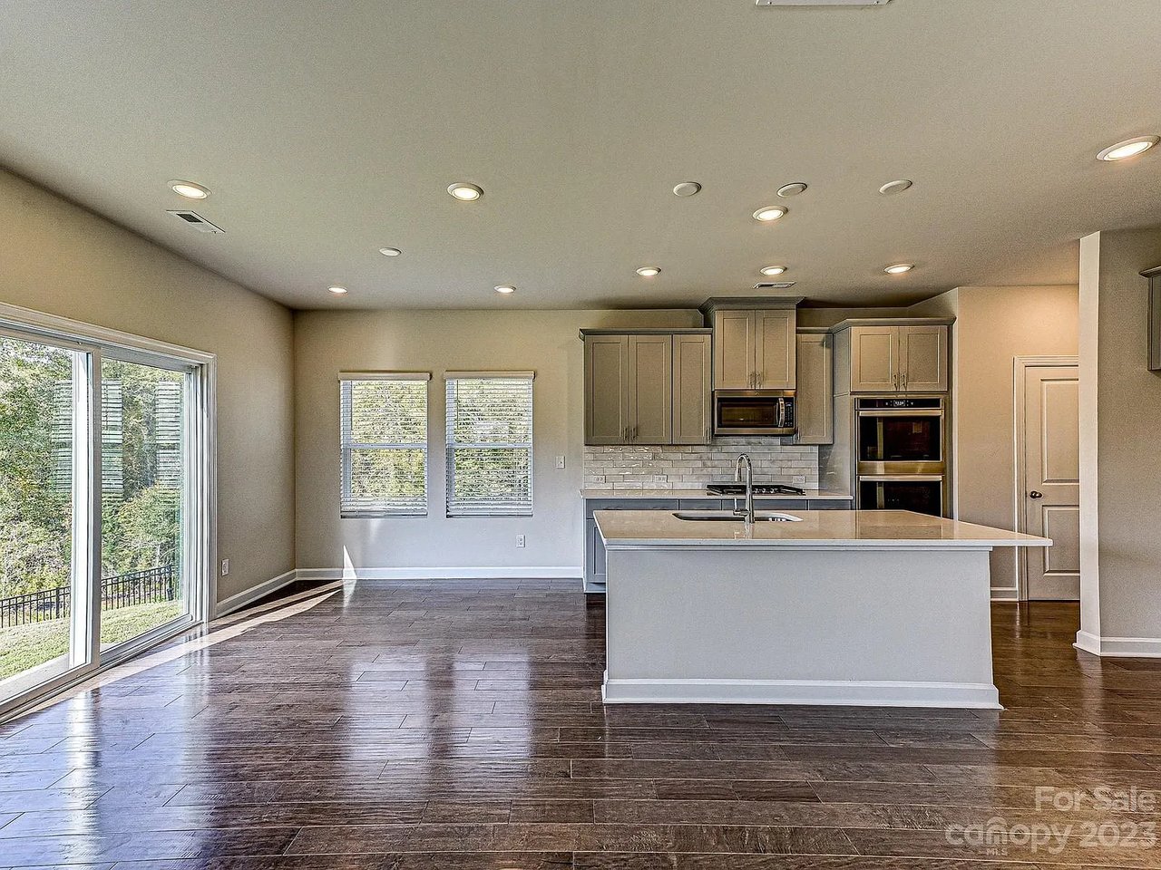 664 Citriadora St