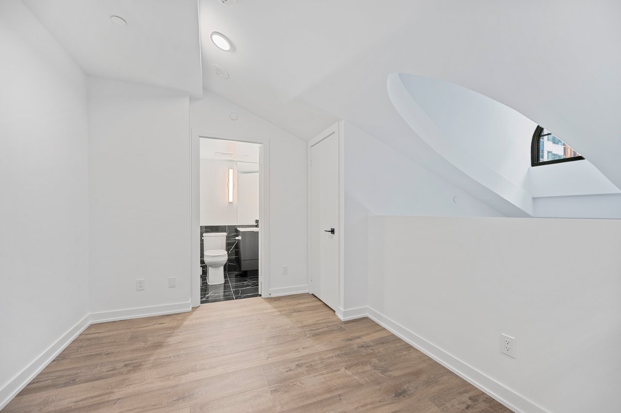 327 King Street W 307