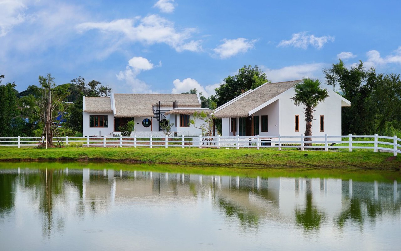Luxury Homes in Mount Pleasant: Lakefront Living