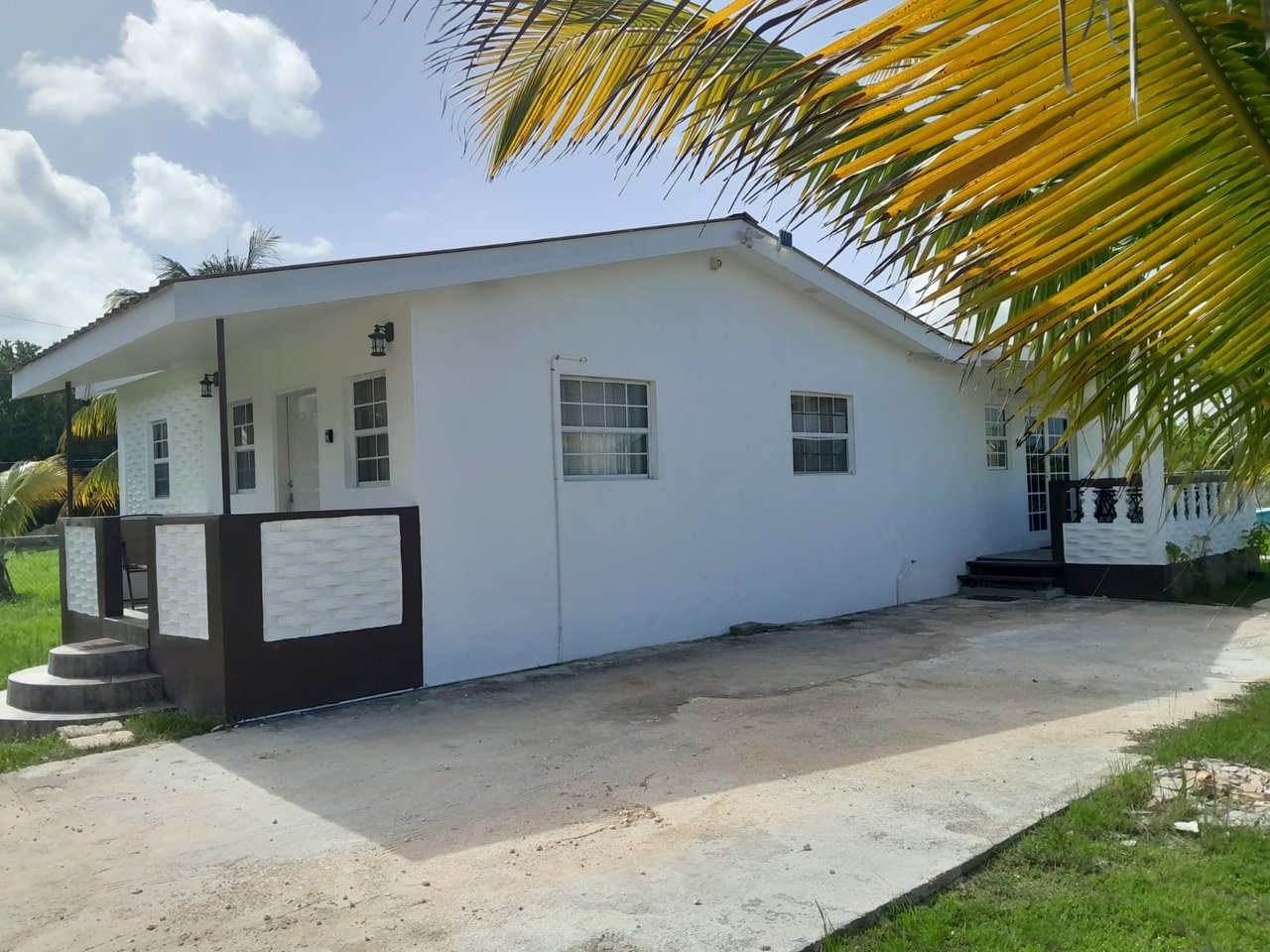 Suburban Comfort 2 bed 1 bath apartment