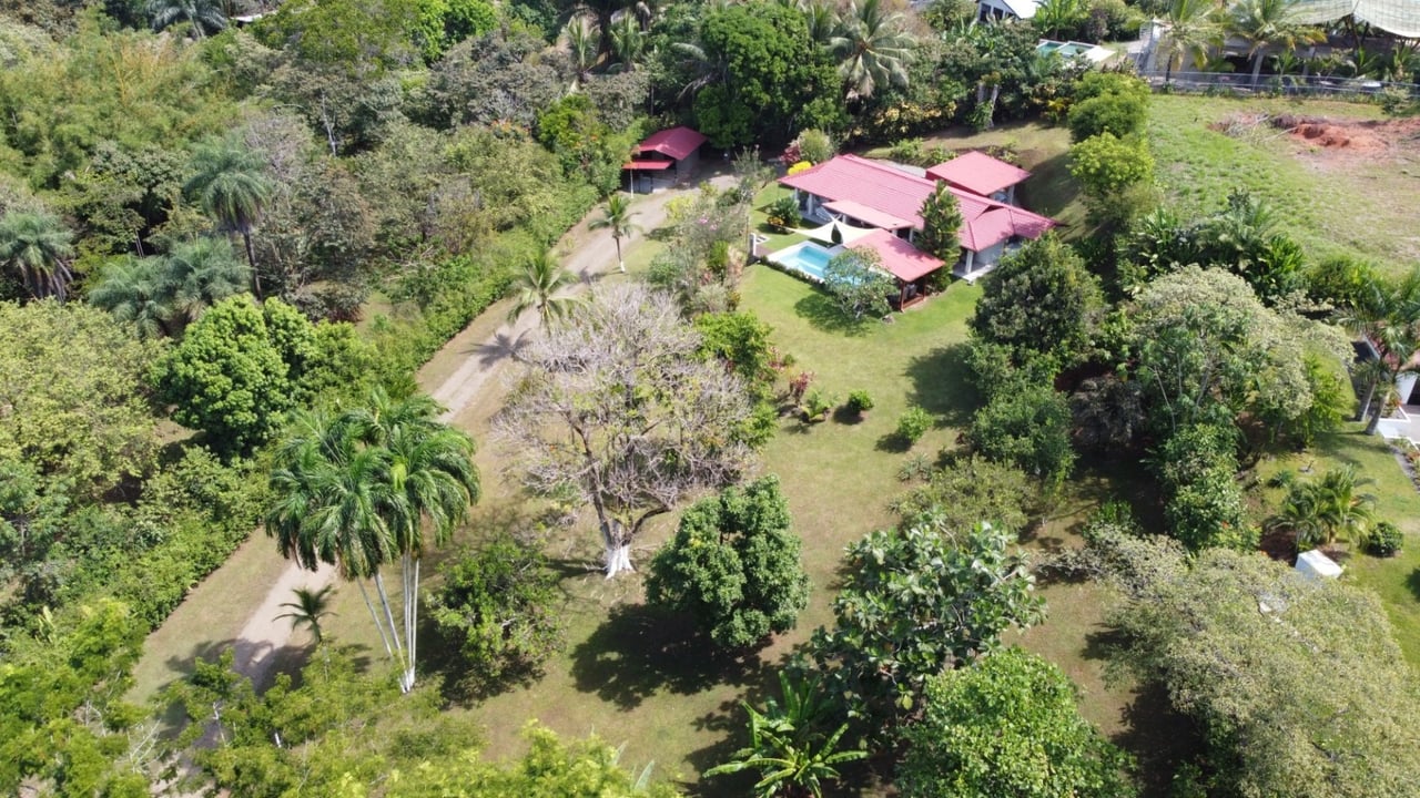 Stunning 2-Bedroom, 2-Bathroom Home with Pool on a Spacious Lot in Ojochal – Calle Papagayo