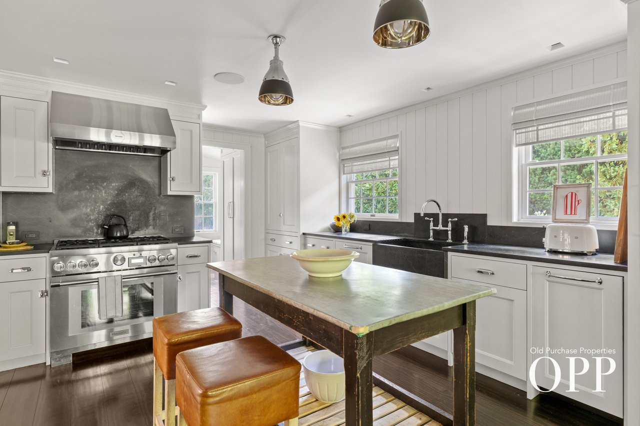A REFINED BELLPORT RETREAT