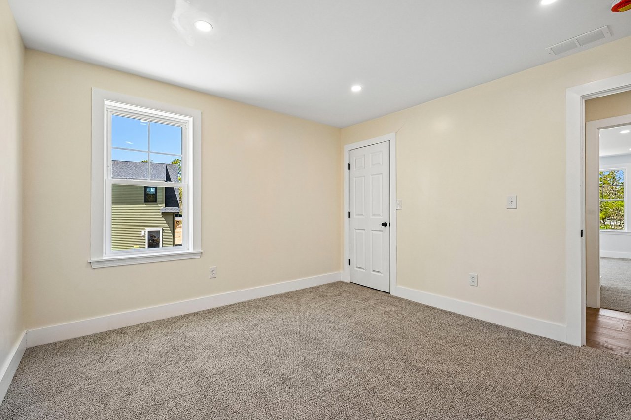 33 Seabiscuit Dr, Plymouth, MA 02360