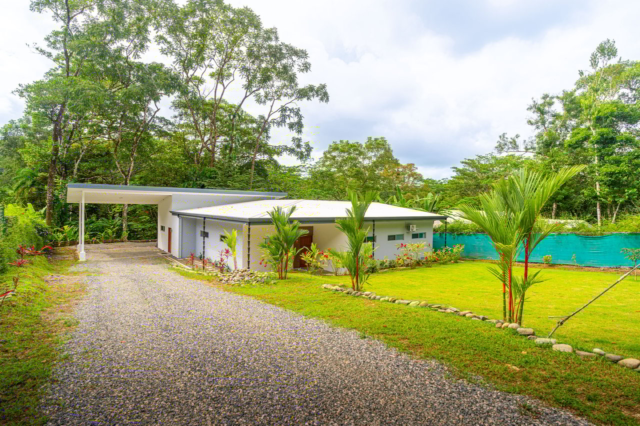 Brand New Home! Nature Lovers Escape by Uvita's Bamboo Forest and Swimming Holes