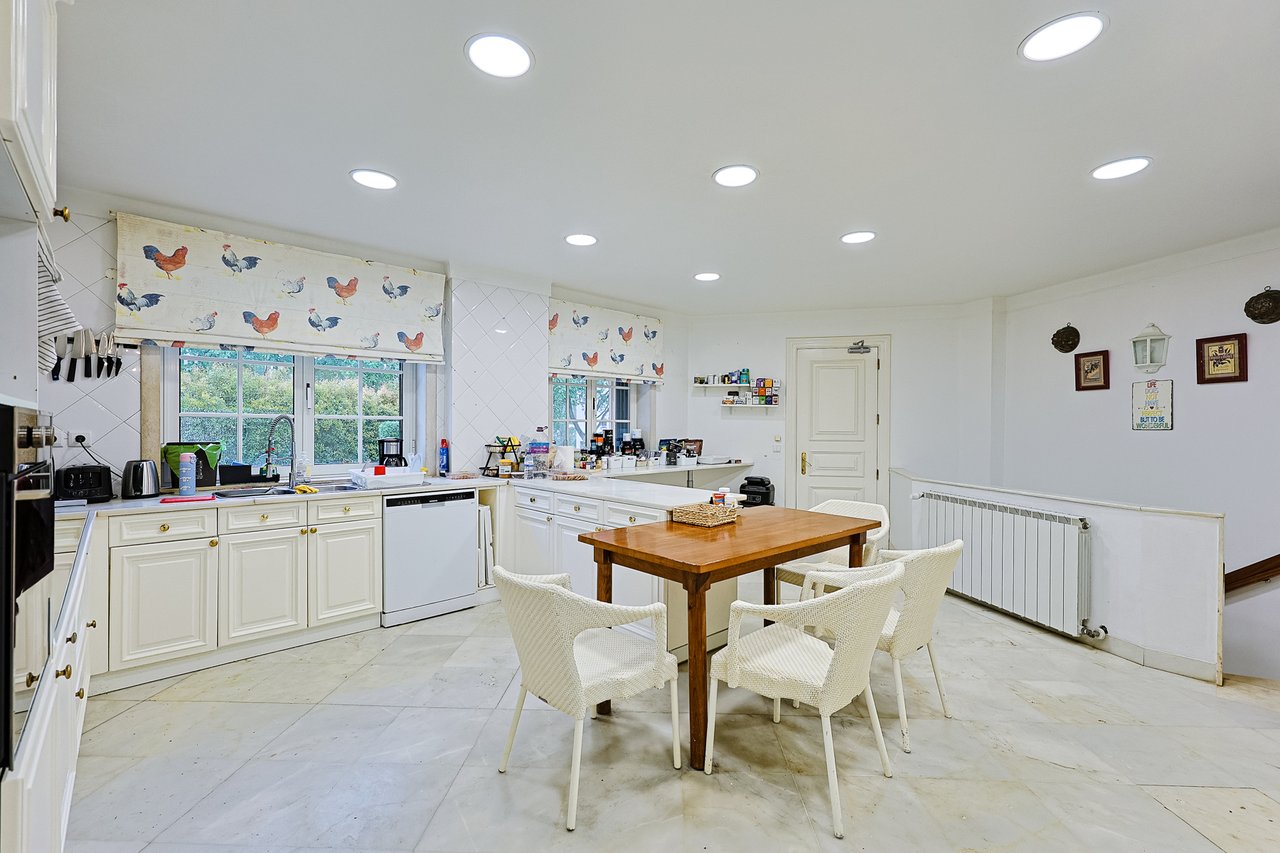 Spacious 8+2-Bedroom Villa with Pool for Rent in Cascais