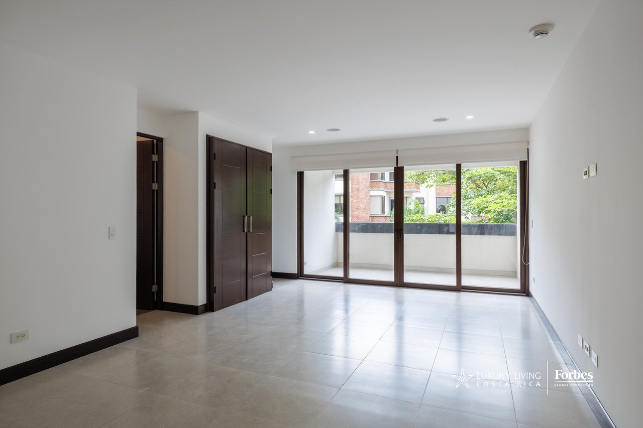 21475 - Modern apartment, 4 bedrooms + maid's quarters in Escazu for sale and rent