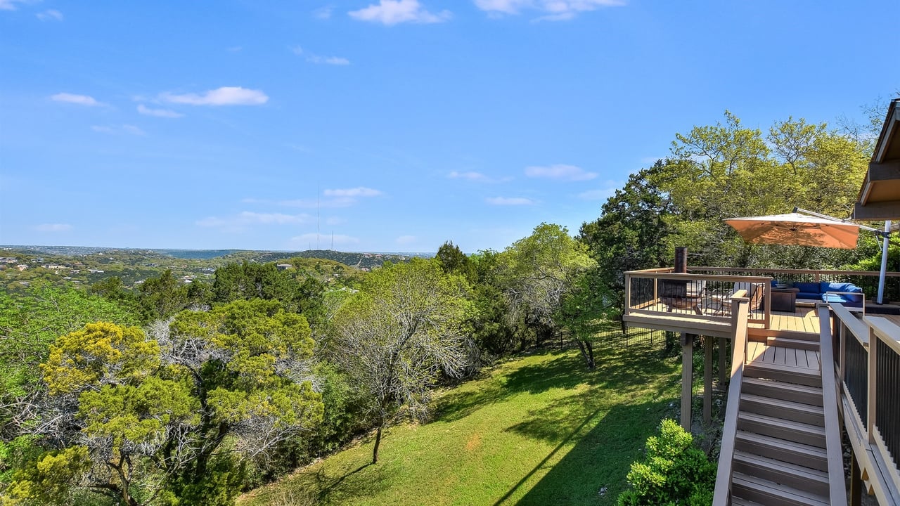 Hilltop Retreat with Panoramic Views