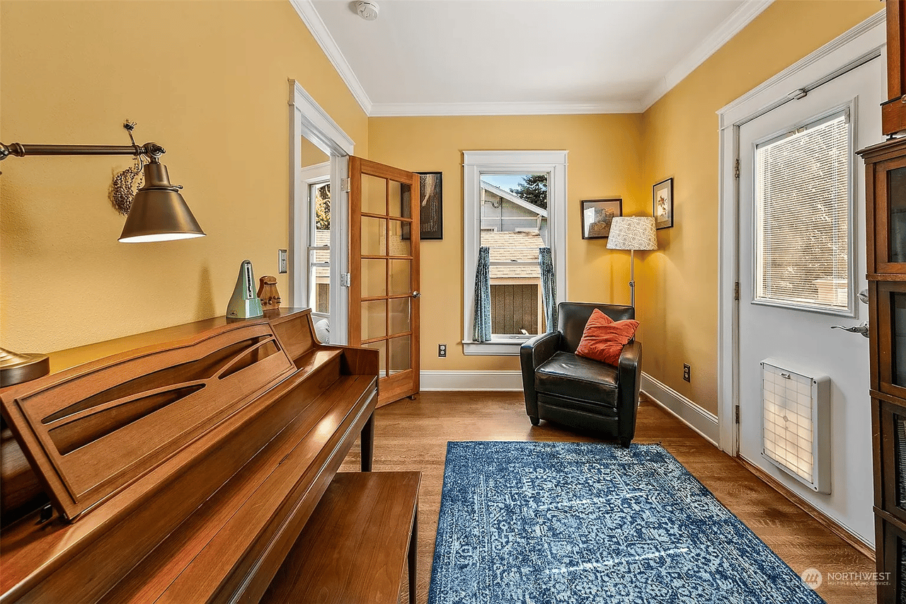 5529 Kenwood Place N