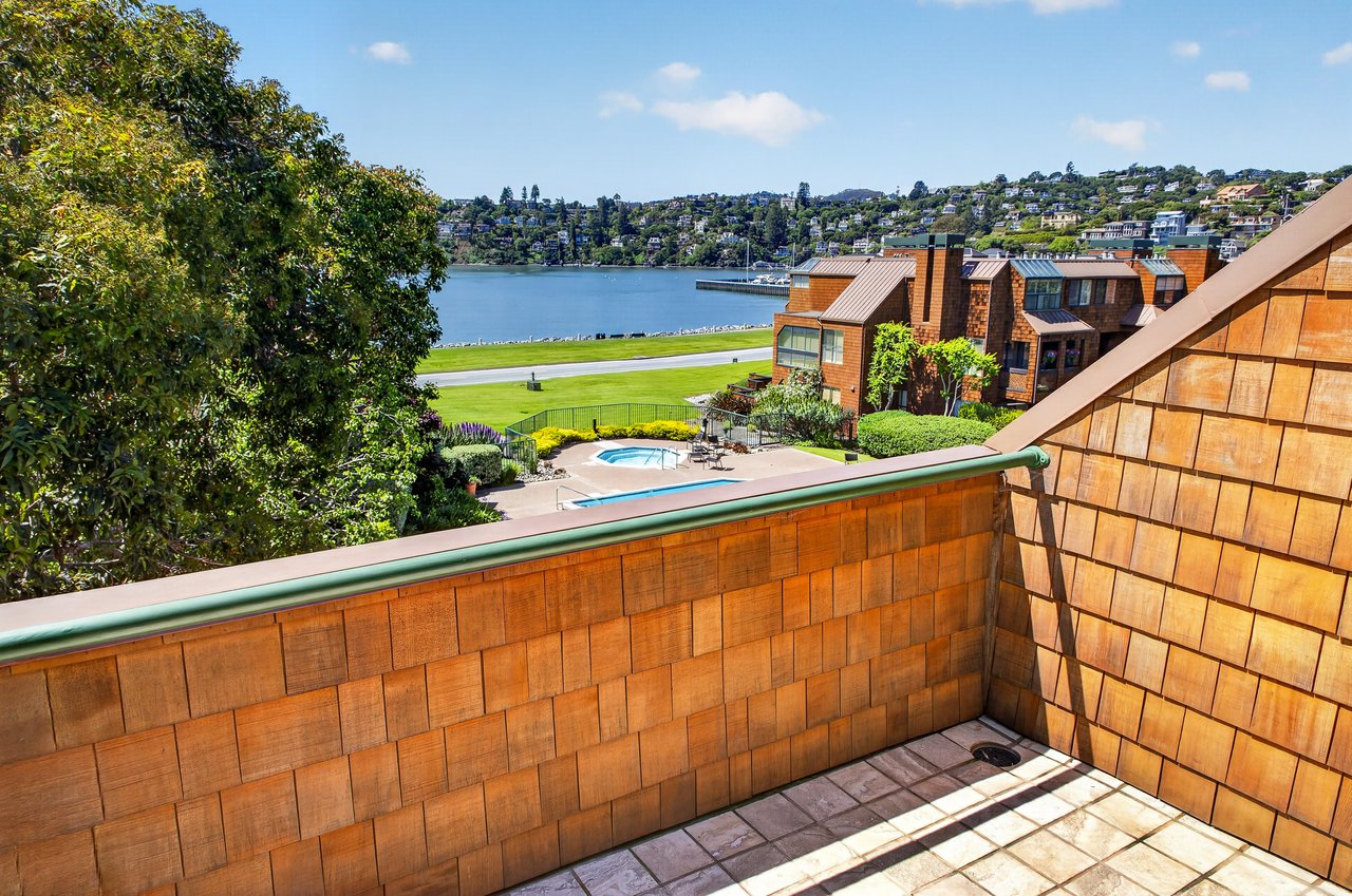 Luxurious End Unit in Point Tiburon