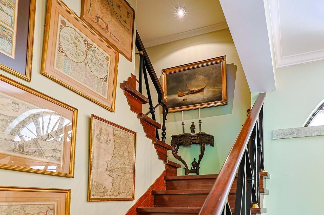 Elegant 10-Bedroom Villa with Sea Views in the Heart of Estoril