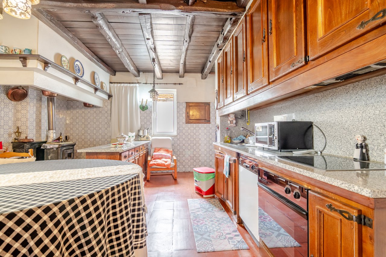 Rustic Four-Bedroom House with Private Land in Folhadela, Vila Real