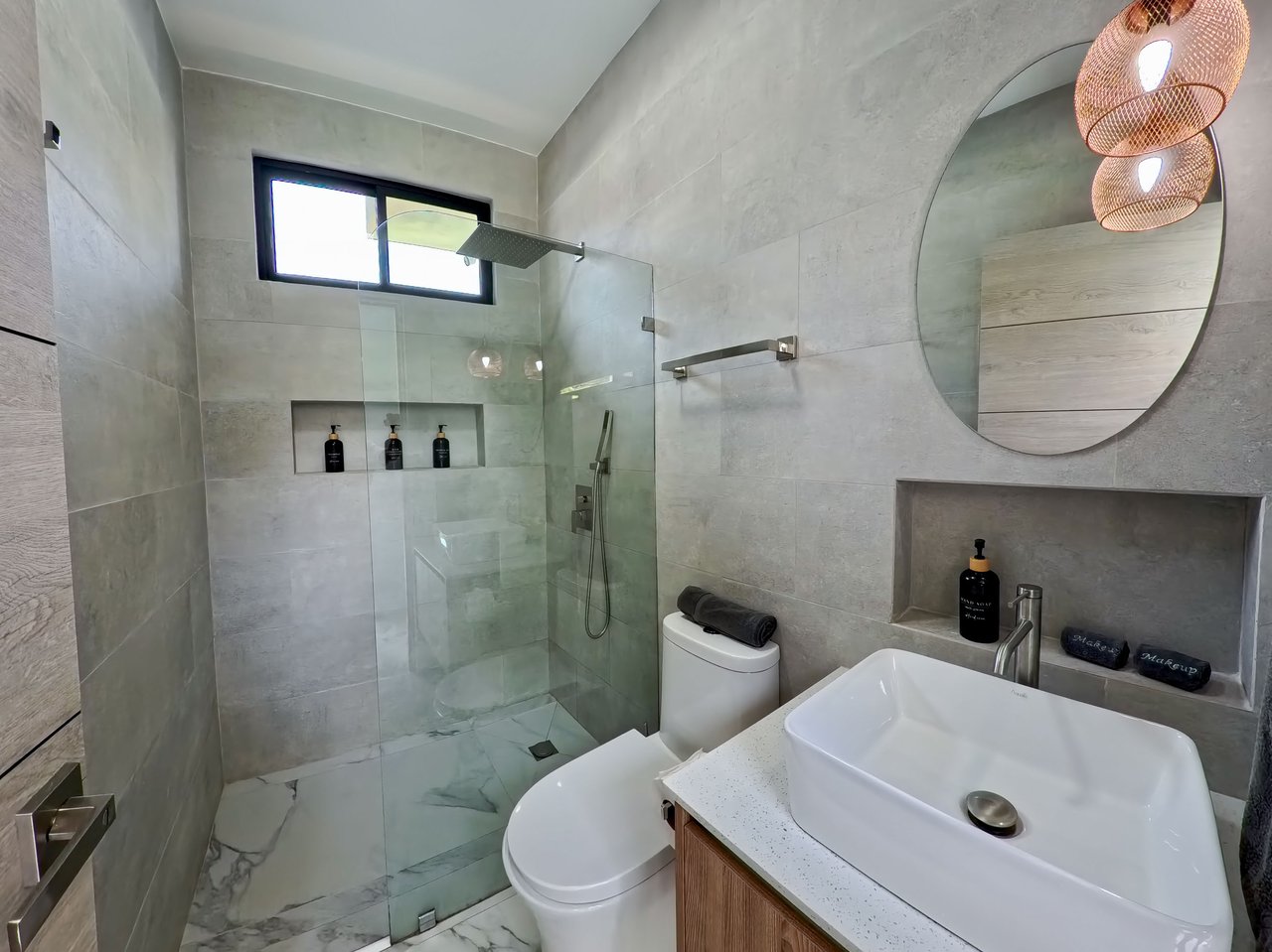 Great Location Brand New Pool House