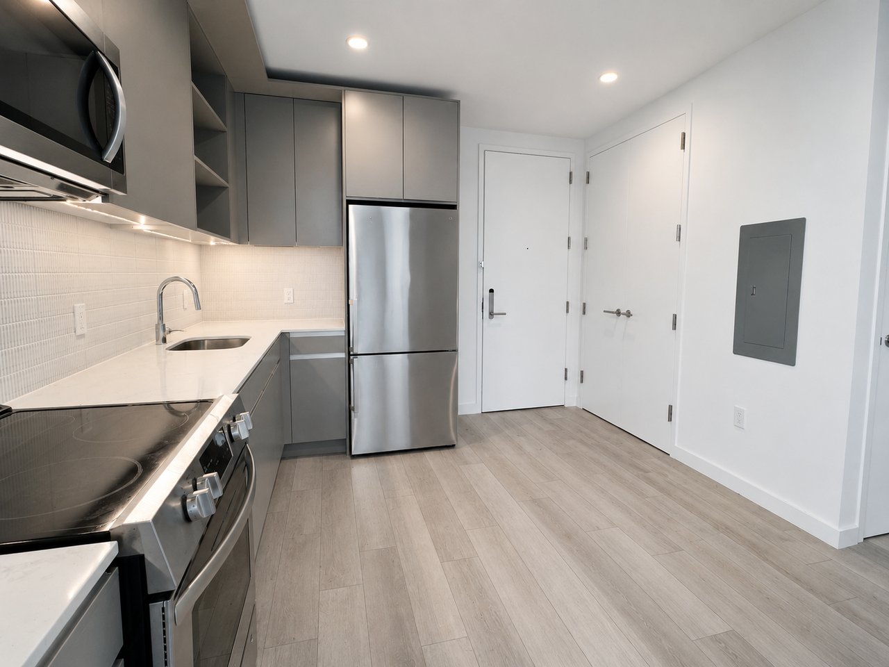 29-17 40th Ave, 906