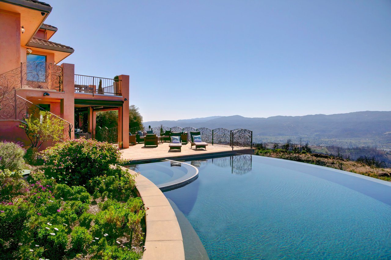 Luxurious Estate Above St. Helena