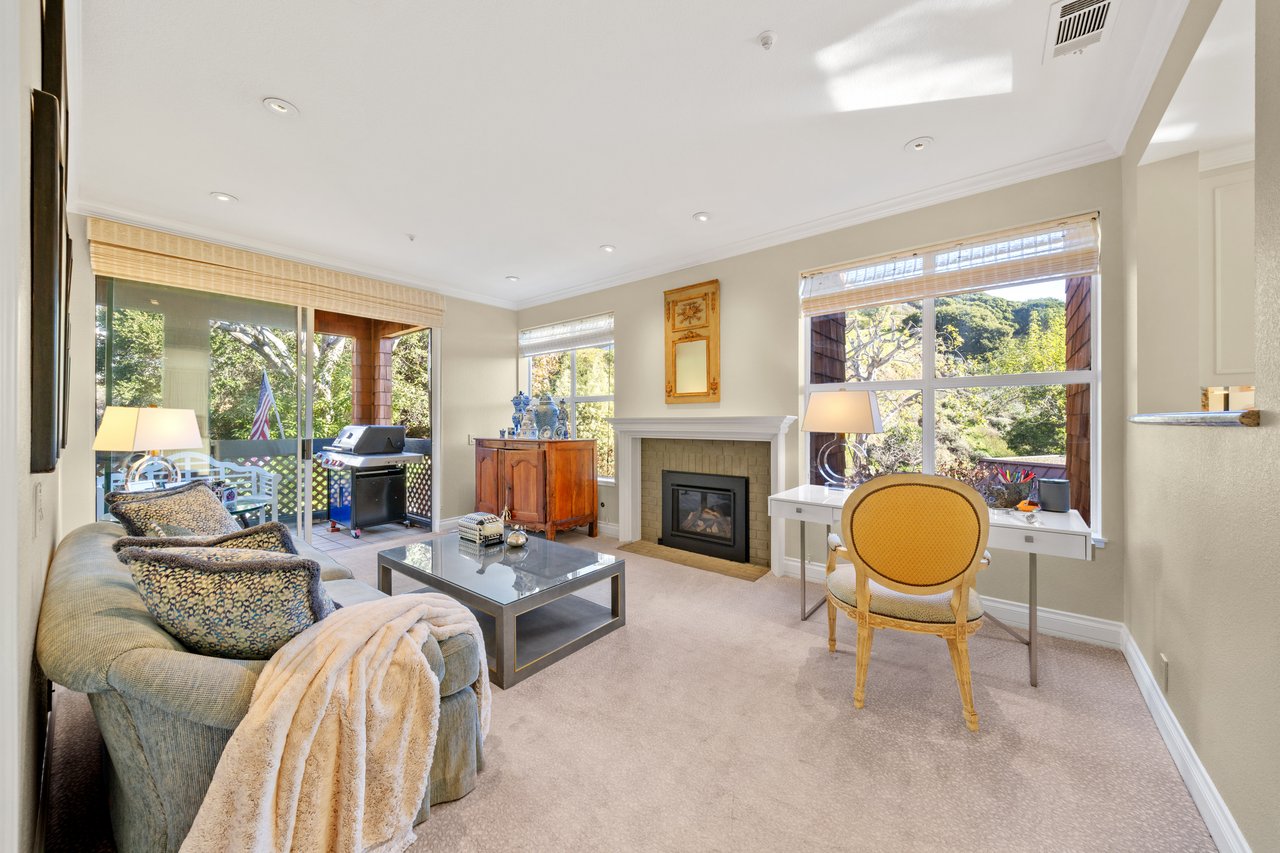 Luxurious End Unit in Point Tiburon