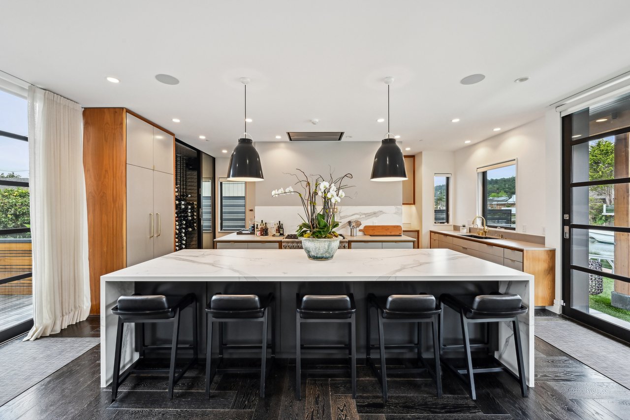 A Waterfront Masterpiece of Modern Luxury