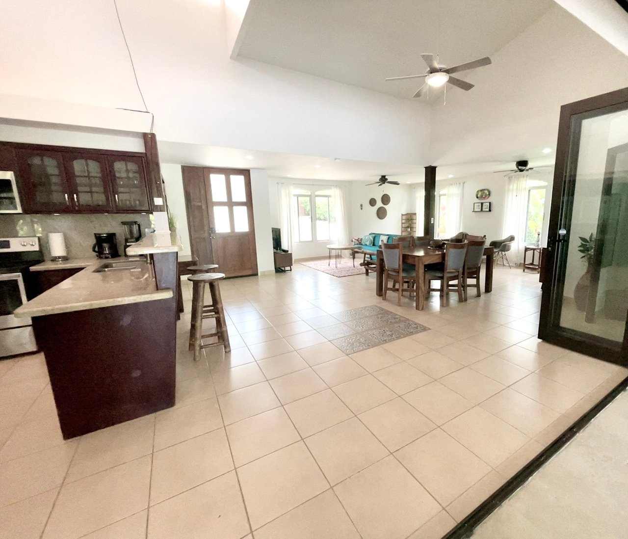 Casa Luna, 3bed /3bath Private Oasis, Convenient Location