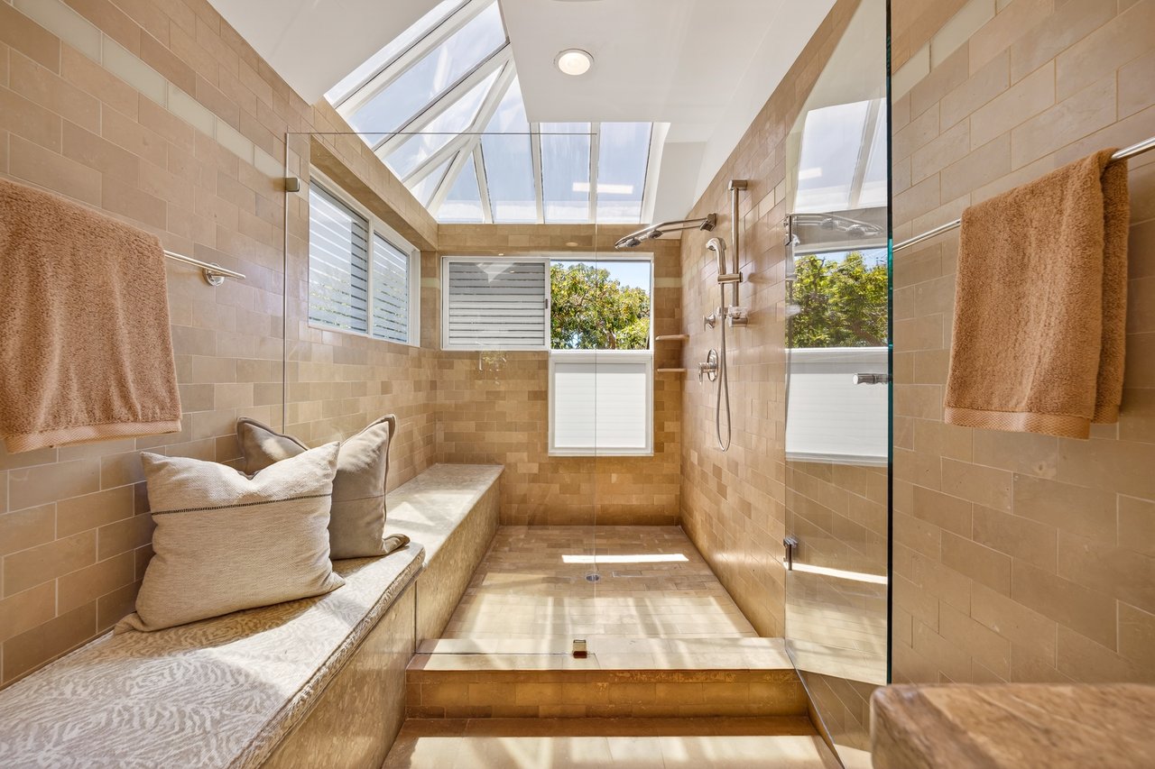 Luxurious End Unit in Point Tiburon