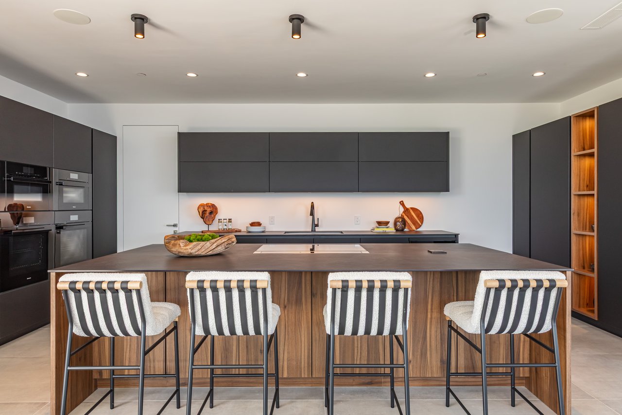 6156 Zumirez Dr