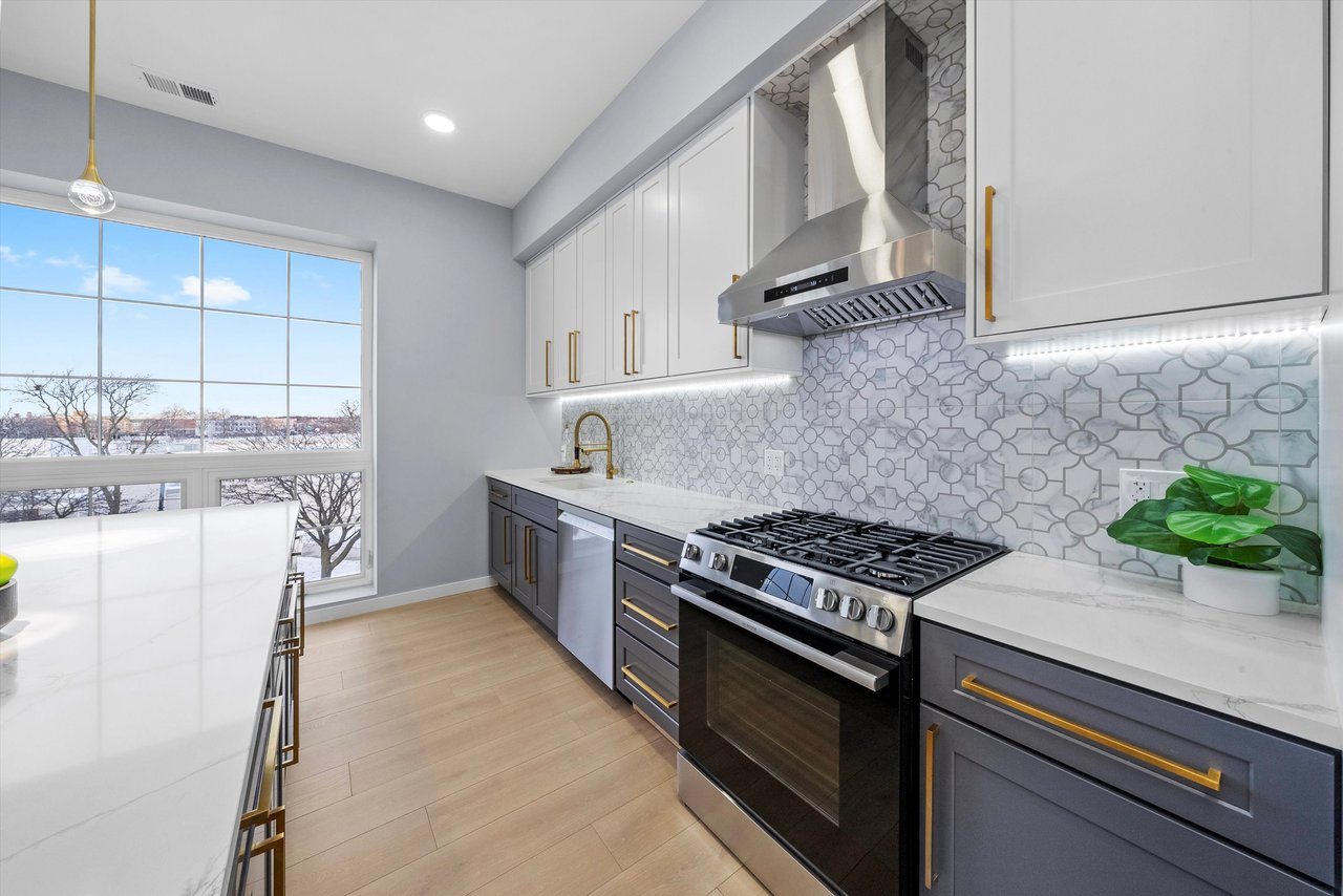 5830 N Lincoln Ave Chicago, IL 60659