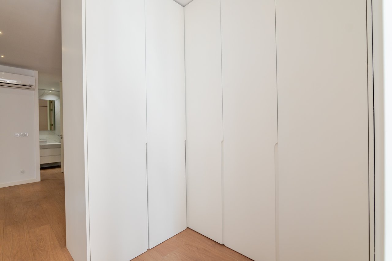 Elegant 1-Bedroom Apartment with Private Patio & Short-term Rental (AL) License in Porto’s Historic Core