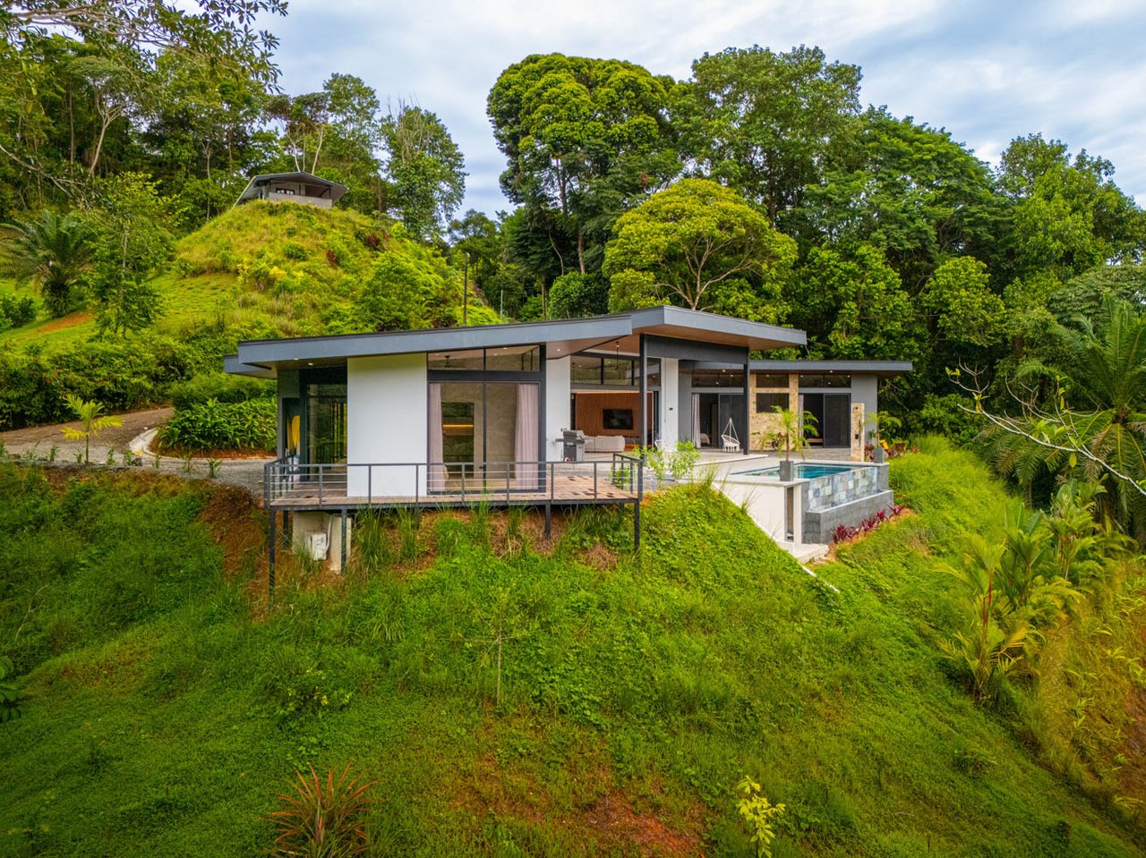 Ojochal Modern Jungle Home with Infinity Pool & Mountain Views