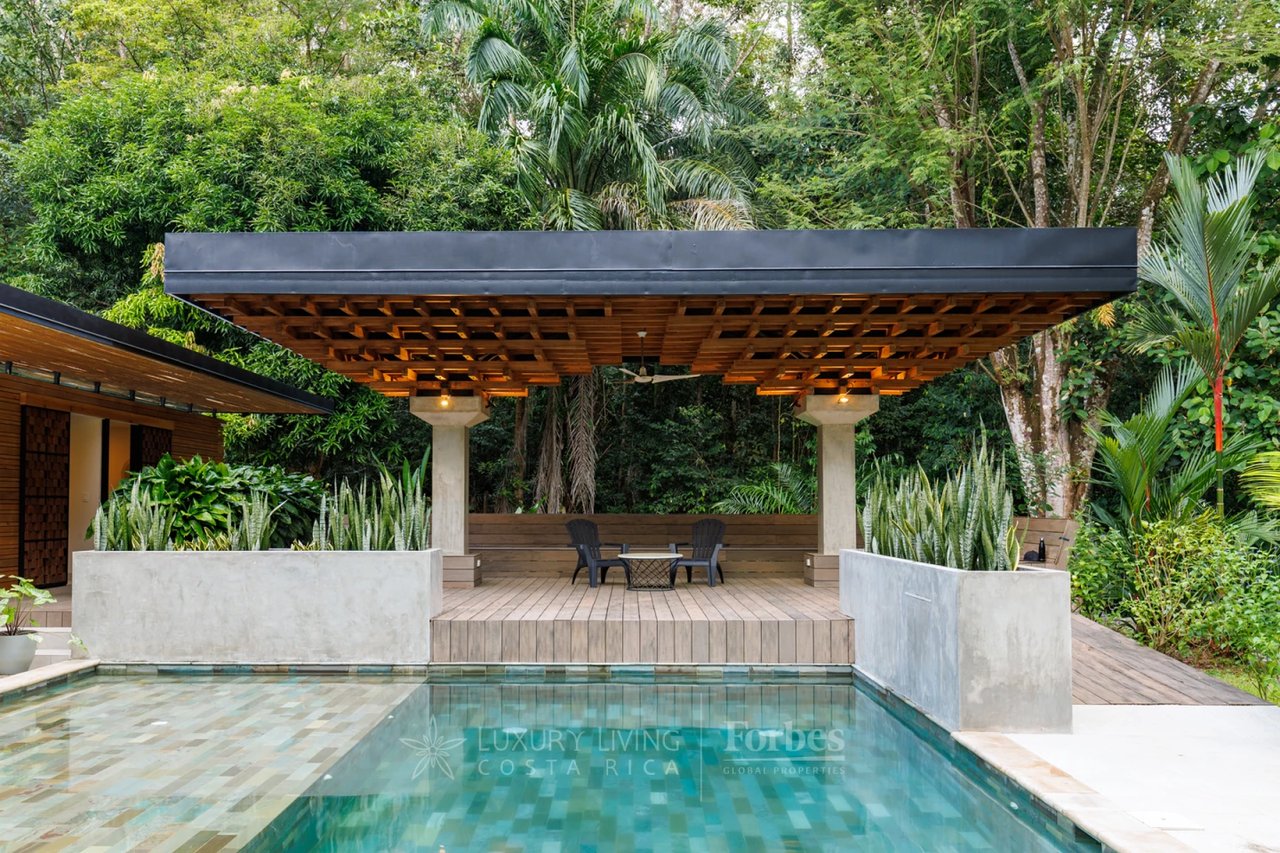 20391 - Property near the beach with hotel or private home potential