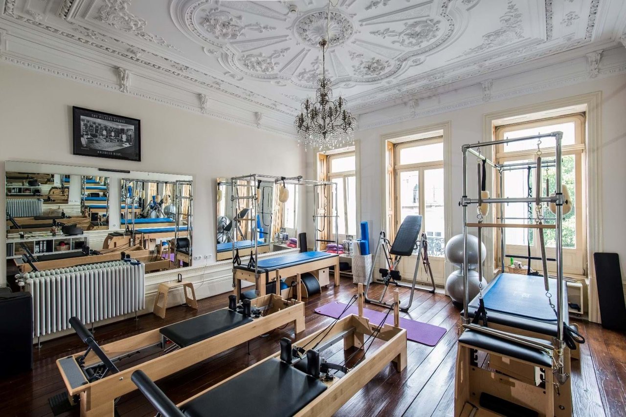 Elegant 4-Story Townhouse with Private Garden on Rua Álvares Cabral – Porto