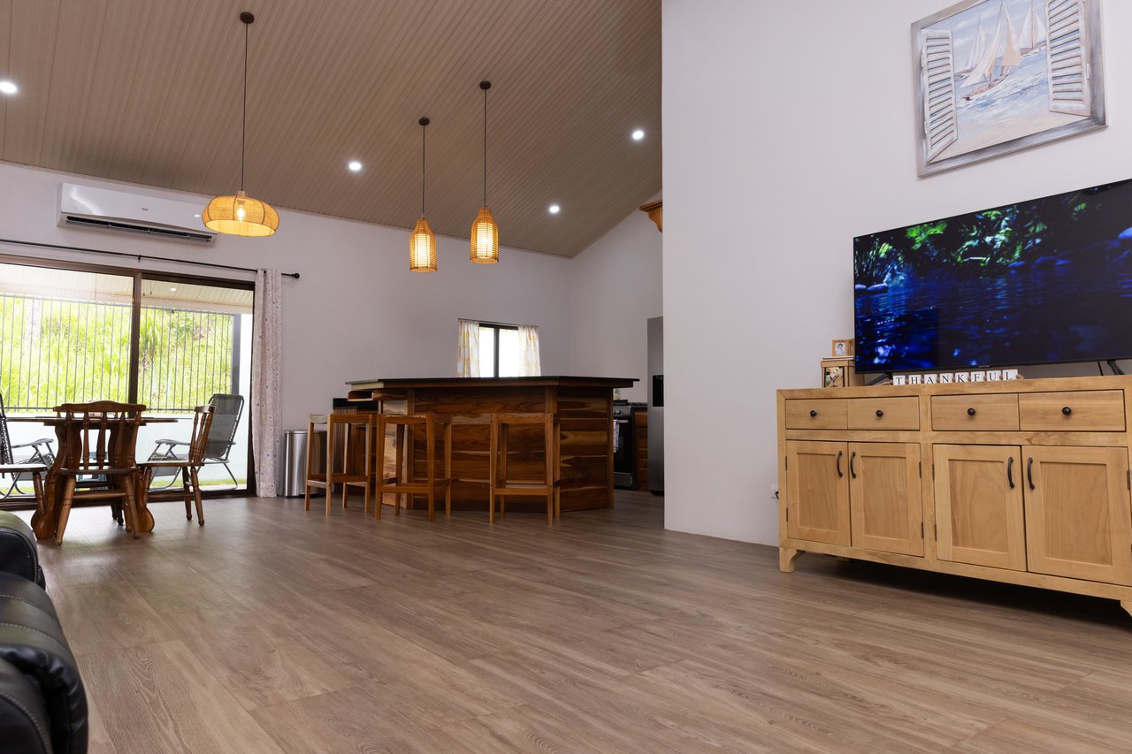 Vista de la Montaña House - Beautiful residence in the desirable Finca Los Alfaro - Quepos