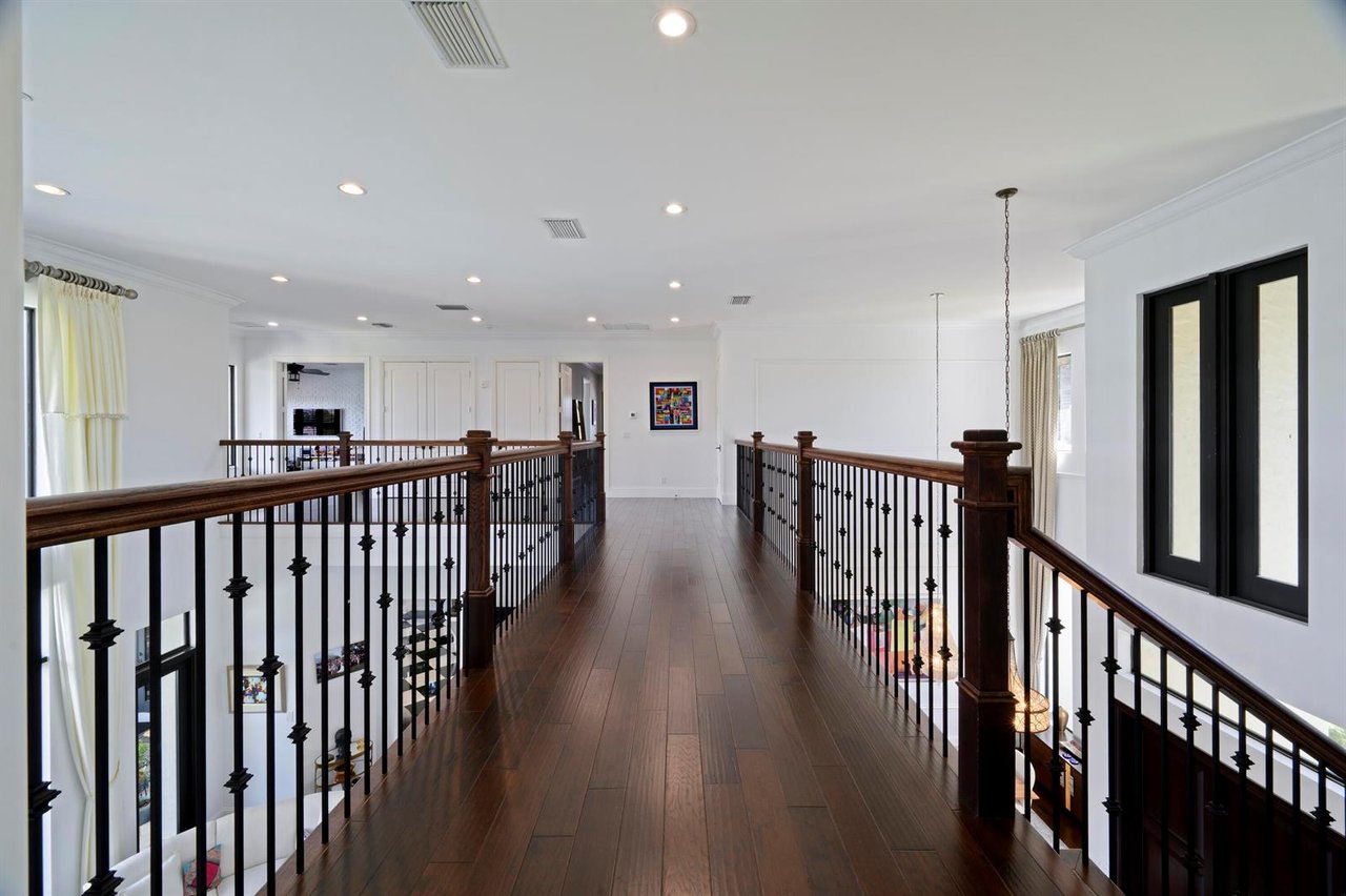 1950 Portage Landing N