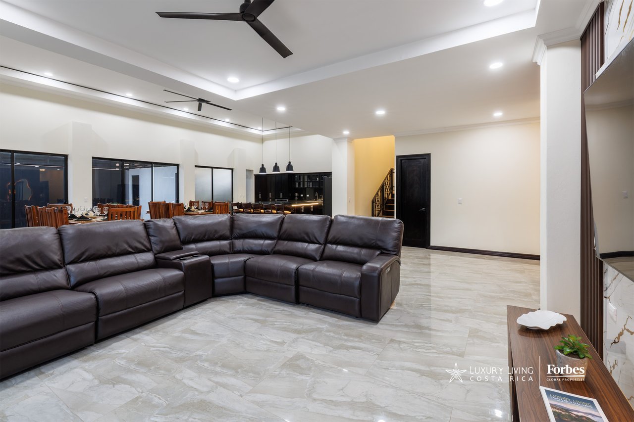 21472 - Fully Furnished Turnkey Luxury Beach Residence, 9 suites, 50 mts from Jaco Beach