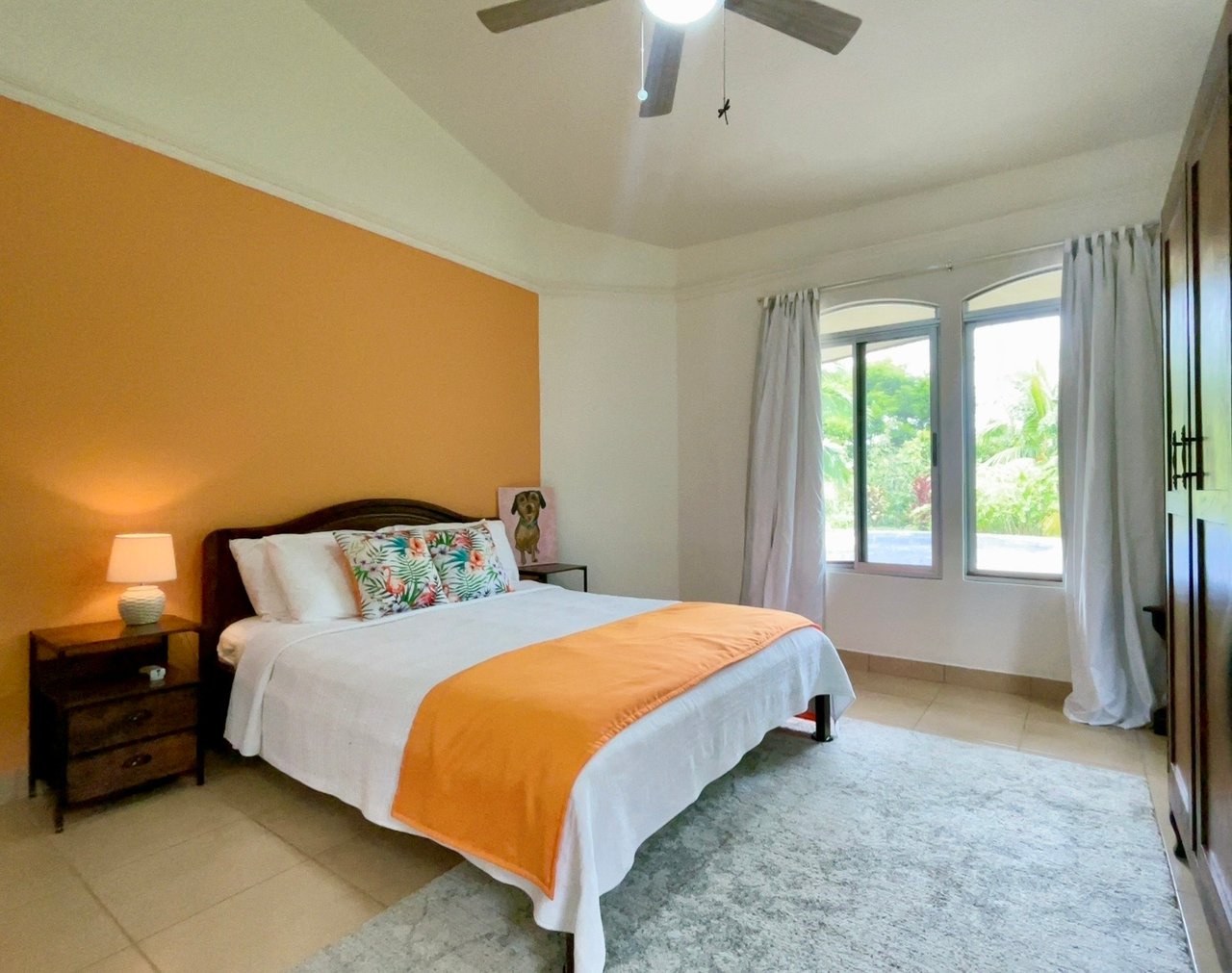 Casa Luna, 3bed /3bath Private Oasis, Convenient Location