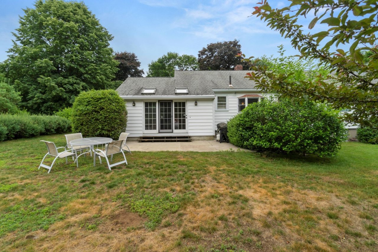 41 Lawrence Ln