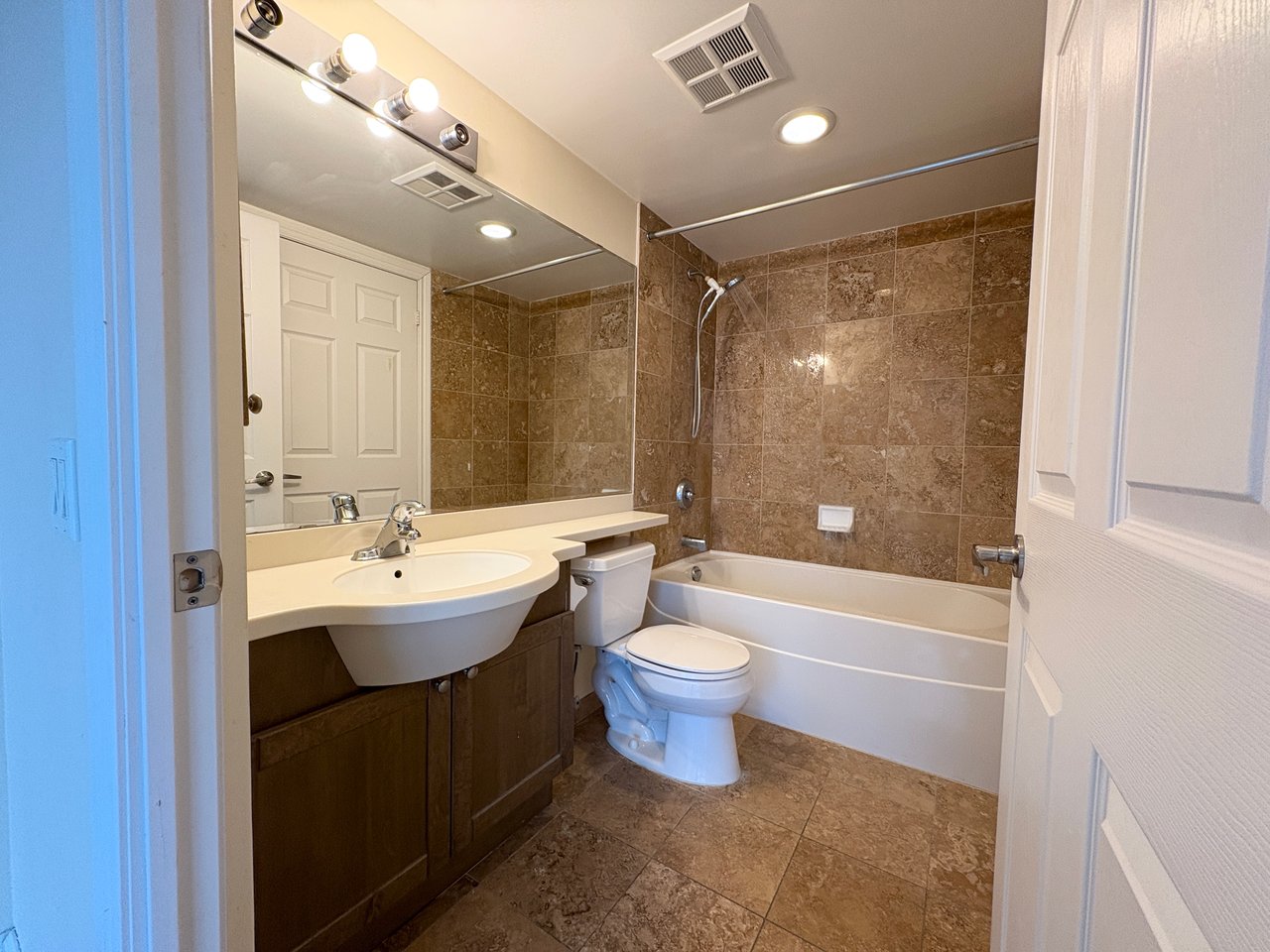 763 Bay St Unit: 3413