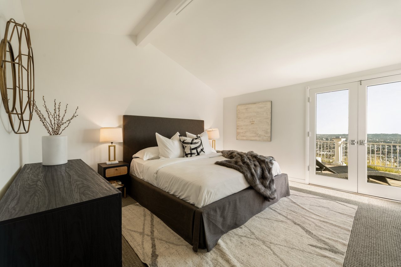 8527 Hedges Way, Hollywood Hills