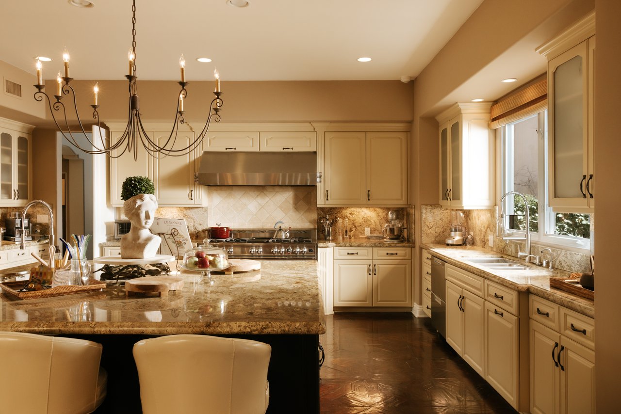 2700 Benedict Canyon Dr