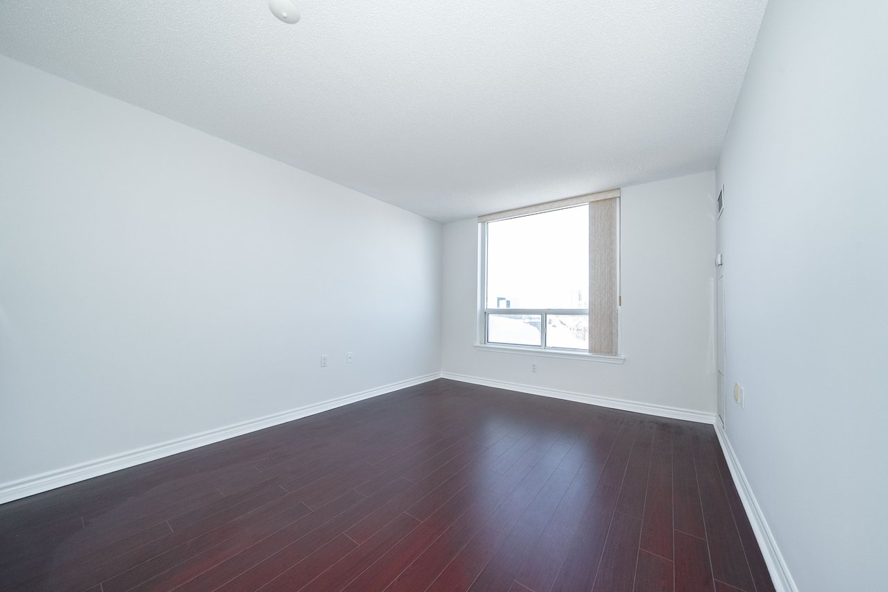 9015 Leslie Street, 807