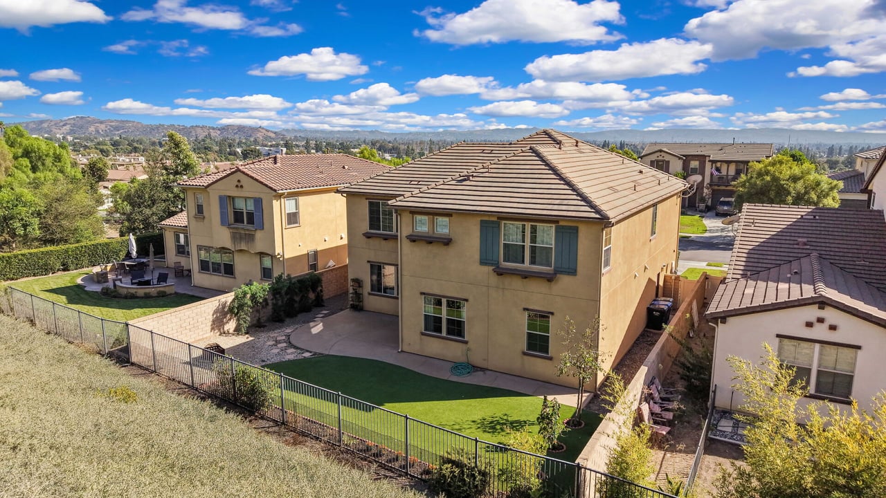 885 E Manresa