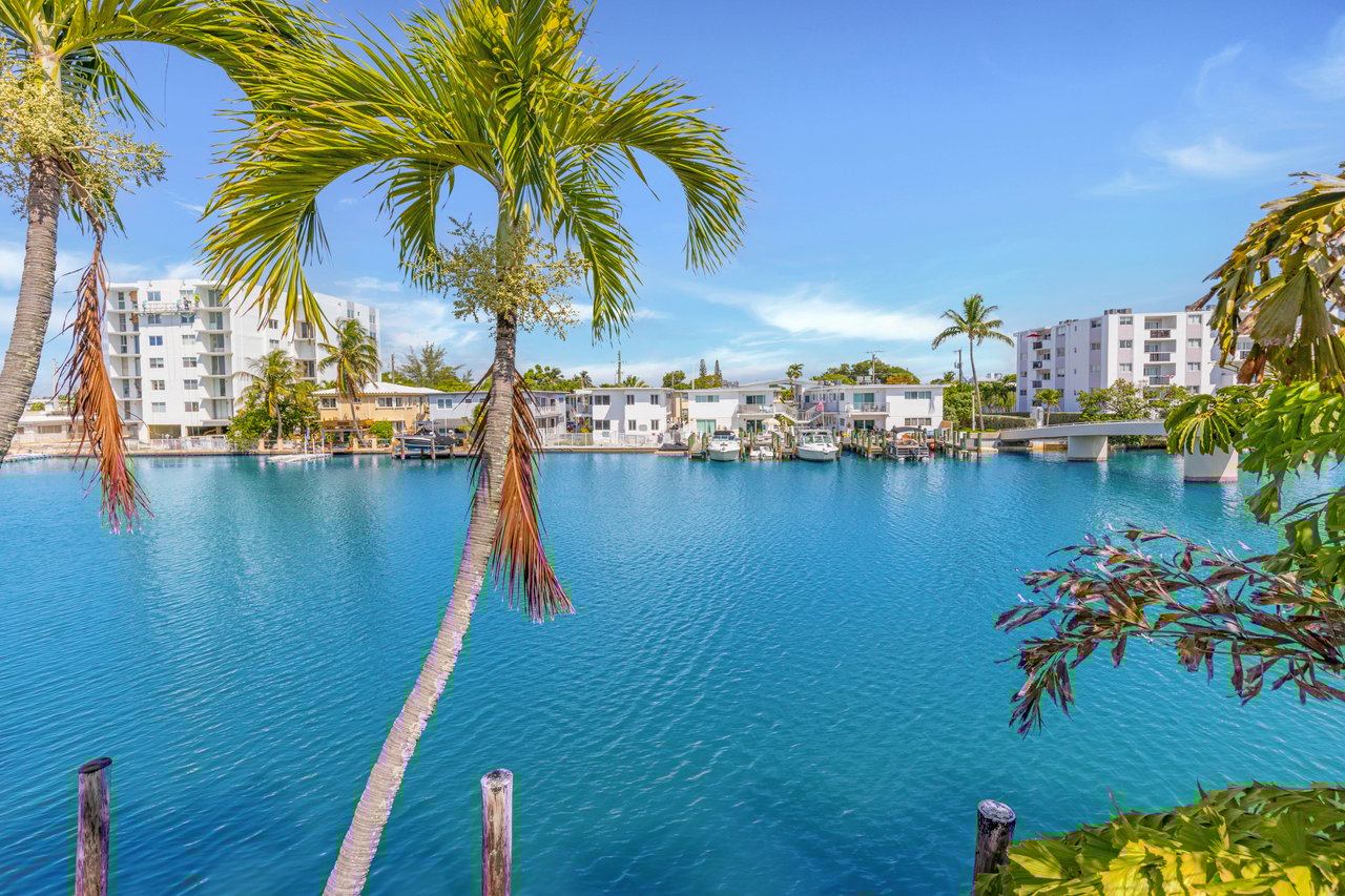 🌊 Waterfront One-Bedroom with Balcony – Miami Beach Lifestyle!