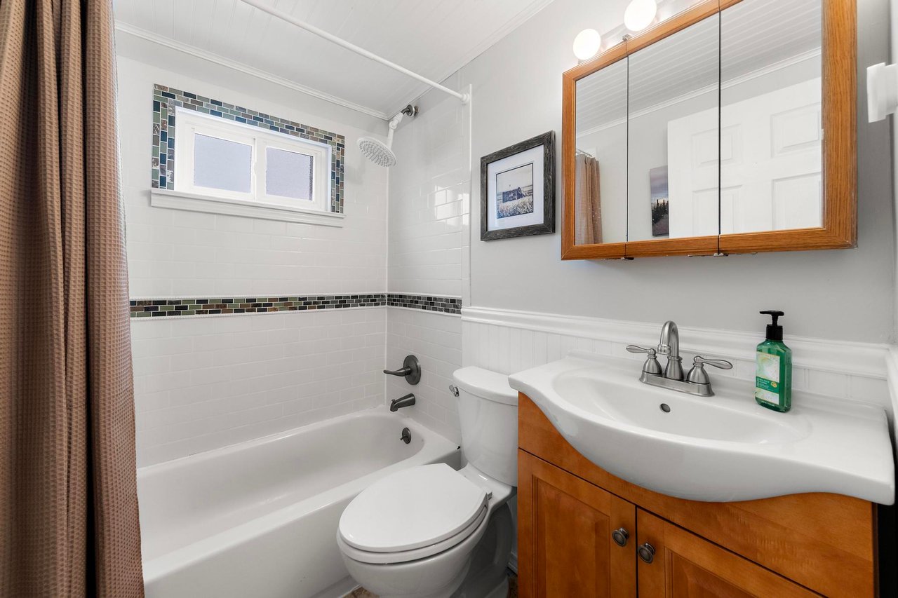 216 Taylor Ave, 1st Floor Unit