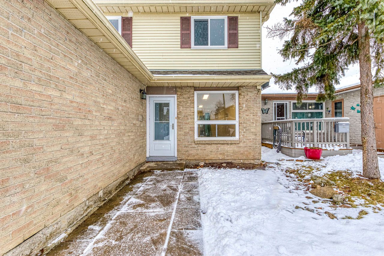 3042 Patrick Cres