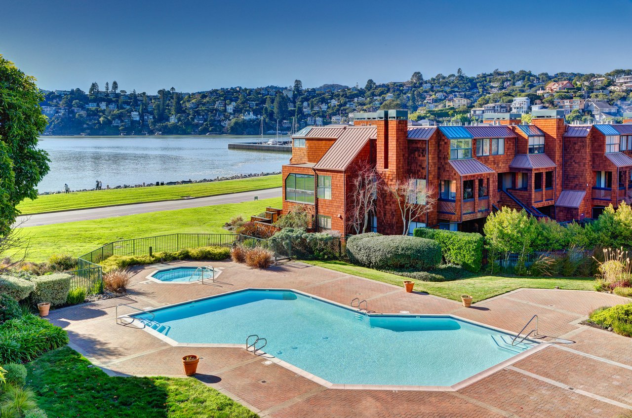 Luxurious End Unit in Point Tiburon