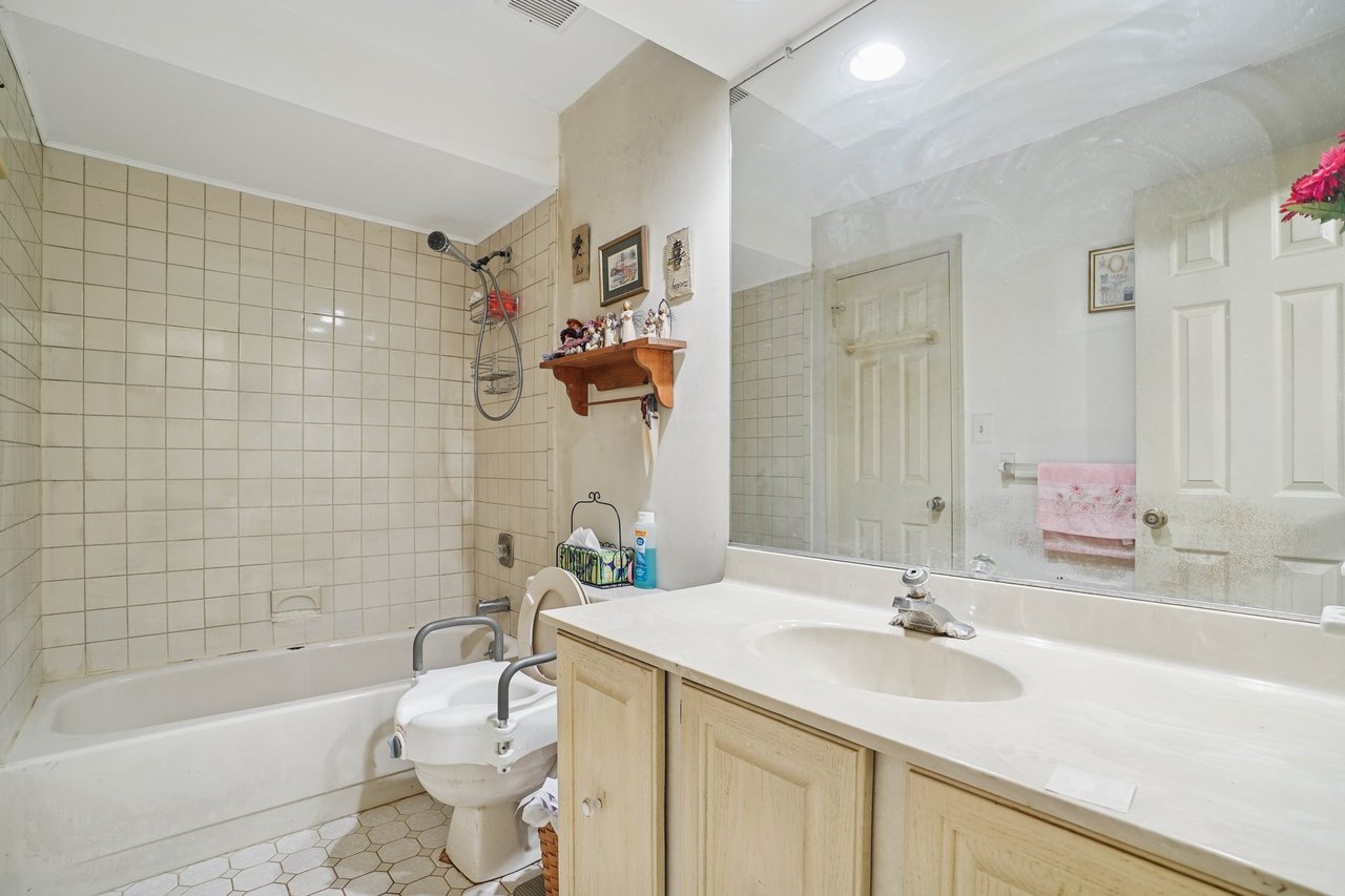 809 Woodbridge Commons Way