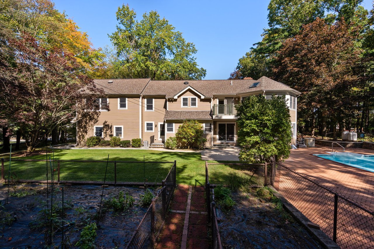 4 Leslie Rd