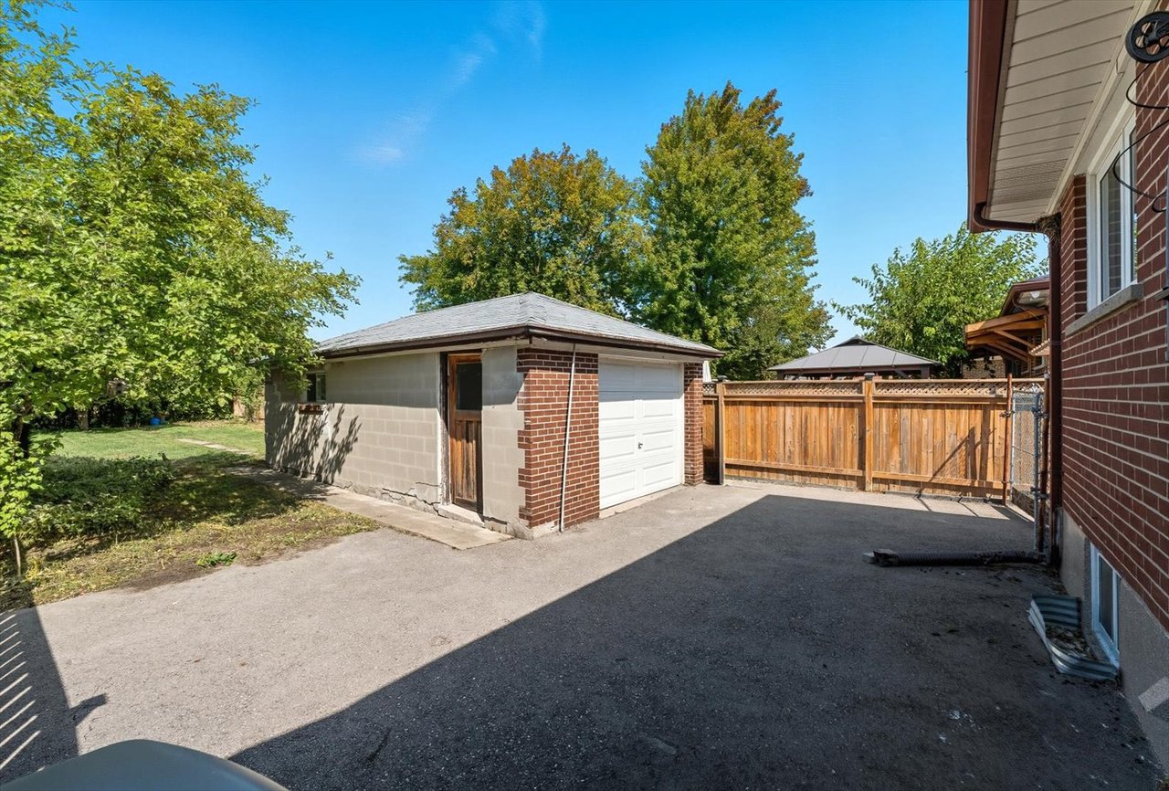 1624 Coram Cres