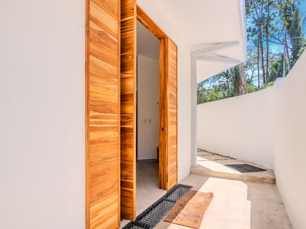 An Exclusive, Sunny Ridge-Top 4-Bed Designer House With Unforgettable Mountain & Jungle Views