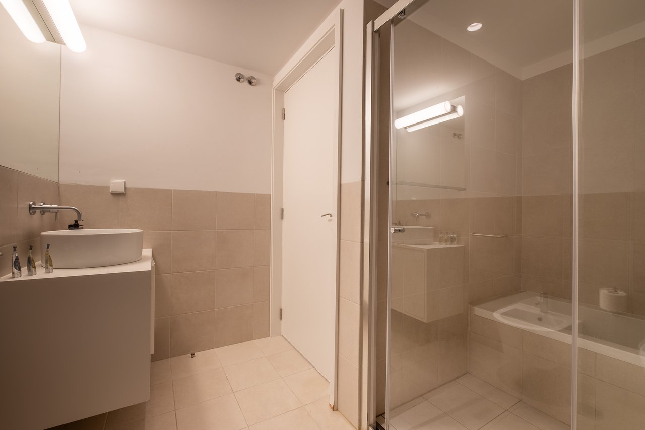 Chic 2-Bedroom Apartment with AL License in Central Porto – Ideal Investment or Pied-à-Terre in Portugal’s Most Dynamic City