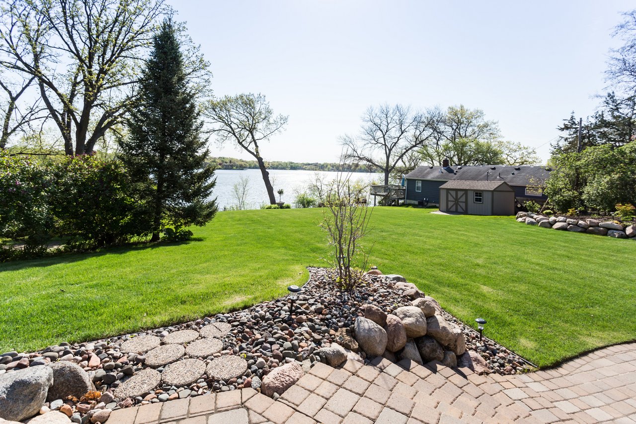 Beautiful Custom Home on Lake Johanna