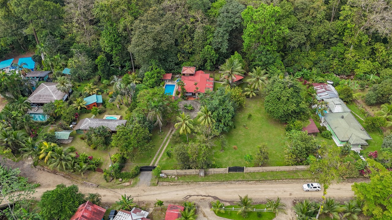 A riverfront 3-bed home on a large property In Ojochal, Costa Rica